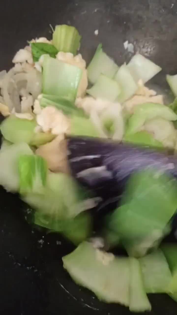 Foto langkah ke 3 dari resep Tumis Pokcoy Tauge.