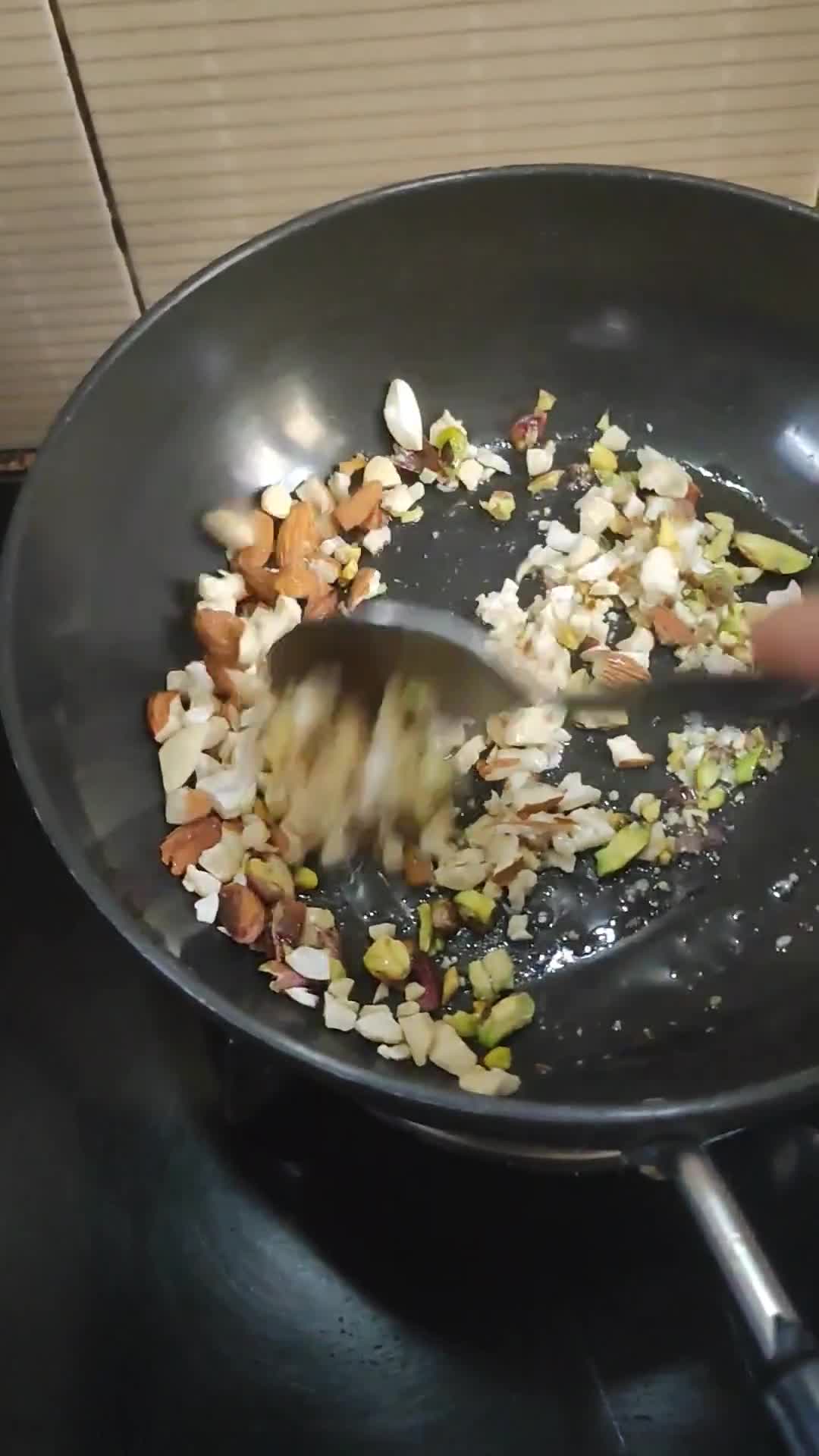 रोस्टेड़ ड़्राईफ्रूटस लङ्डू रेसिपी चरण 3 फोटो