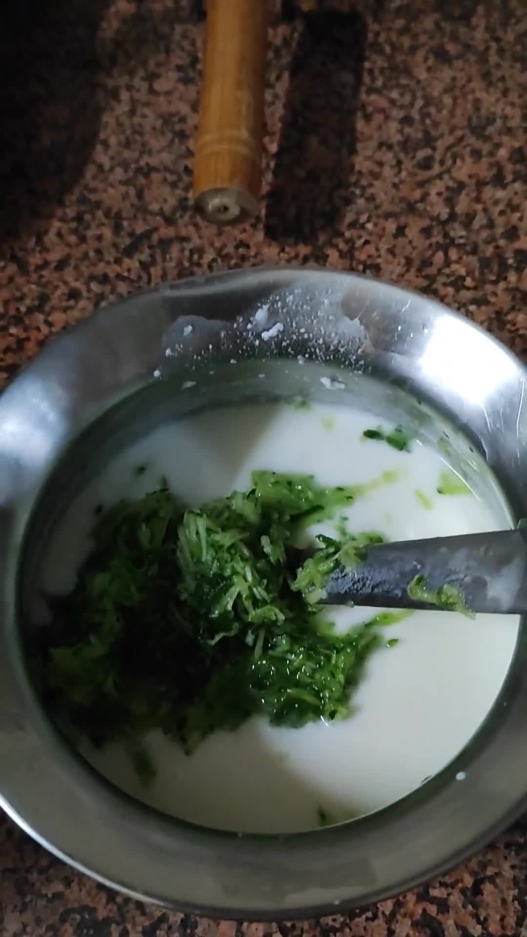 खीरा टमाटर रायता (Cucumber Tomato Raita Recipe in Hindi) रेसिपी चरण 1 फोटो
