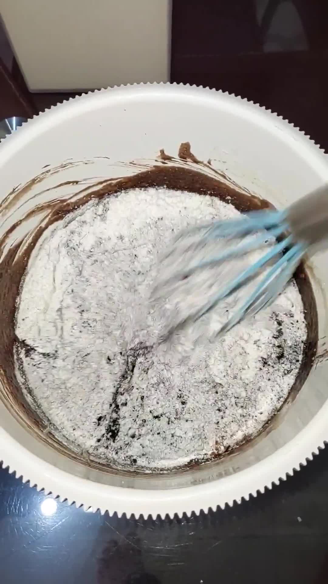 Foto langkah ke 5 dari resep Muffin Cokelat.