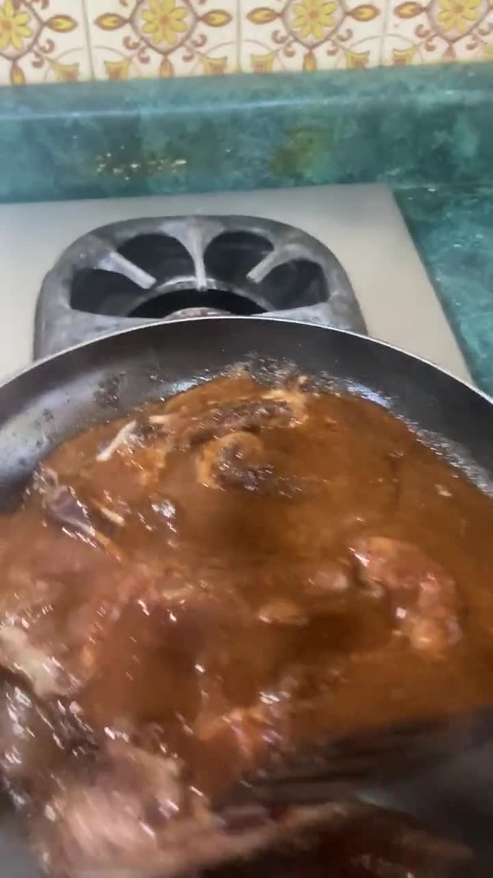 Foto del paso 5 de la receta: Chuleta de res con salsa de chile pasilla y pimiento verde