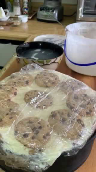 Foto del paso 6 de la receta: Pastel De Nieve de Vainilla con Galletas Chispas de Chocolate