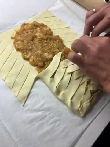 Foto del paso 10 de la receta: Hojaldre de puerro y gambas