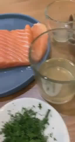 صورة لخطوة 1 من وصفة سلمون بالزبده والثوم