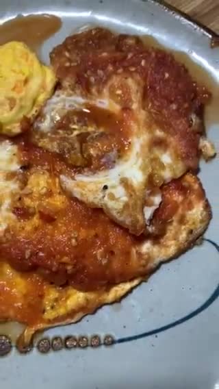 Foto del paso 4 de la receta: Huevos estrellados 🍳 ahogados en salsa de jitomate 🥫