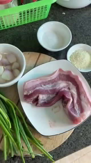 Hình bước làm 1 của món Ba chỉ rim mặn