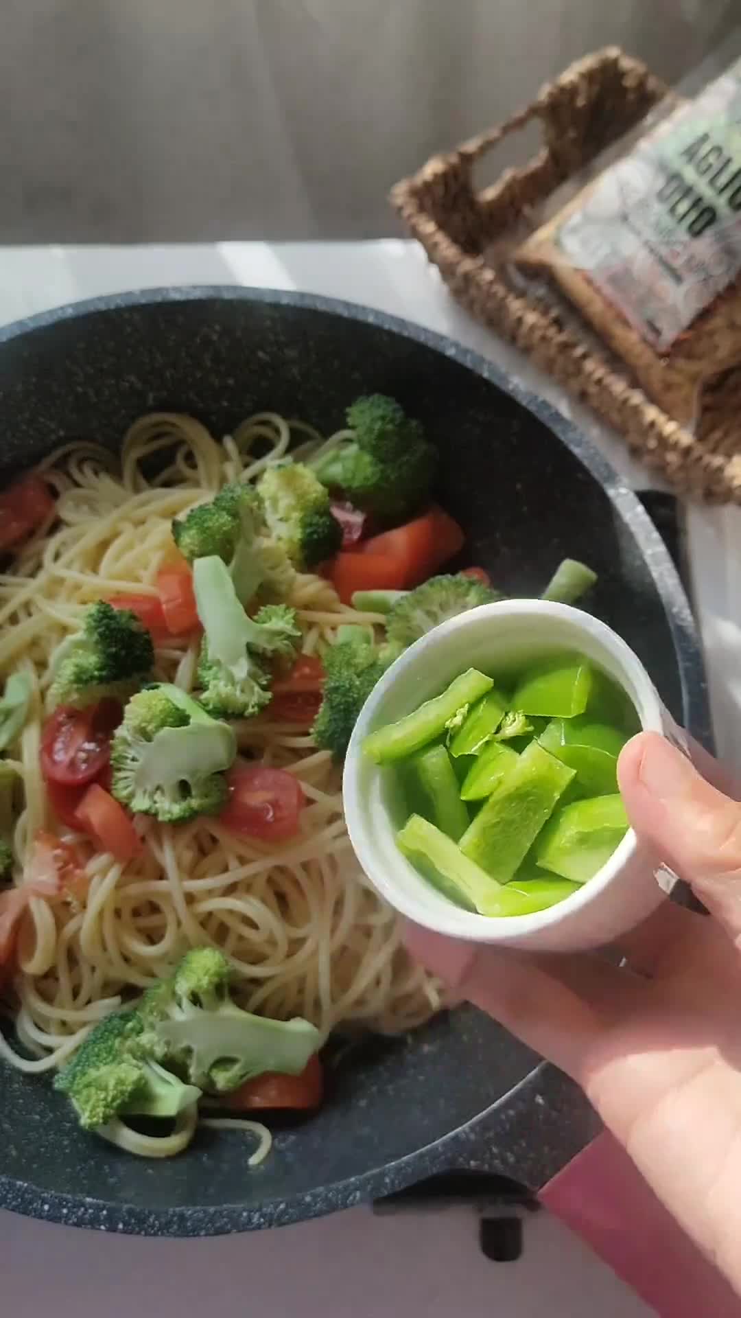 Gambar langkah 6 resipi Pasta Aglio Olio.