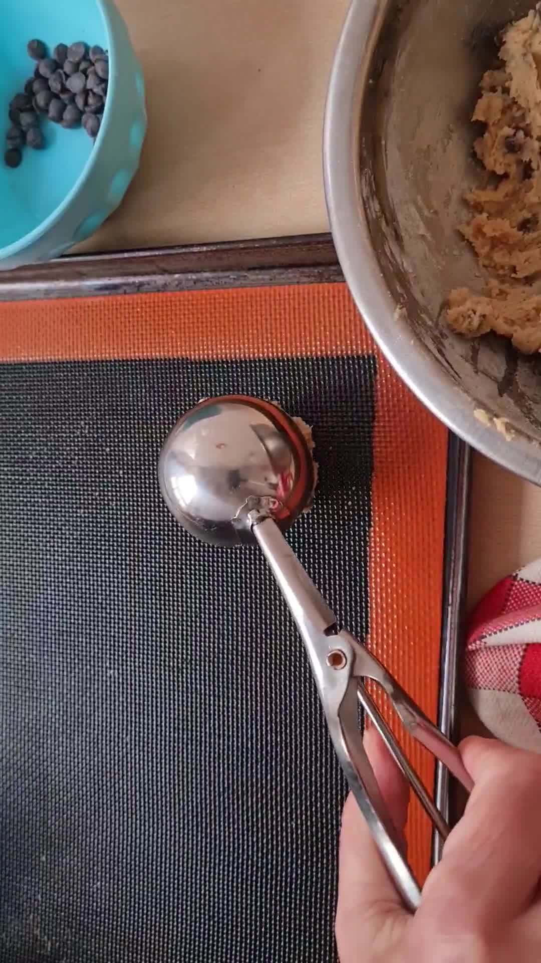 Foto del paso 2 de la receta: Cookies estilo americanas 🇺🇸 Galletas con chips de chocolate 🍪