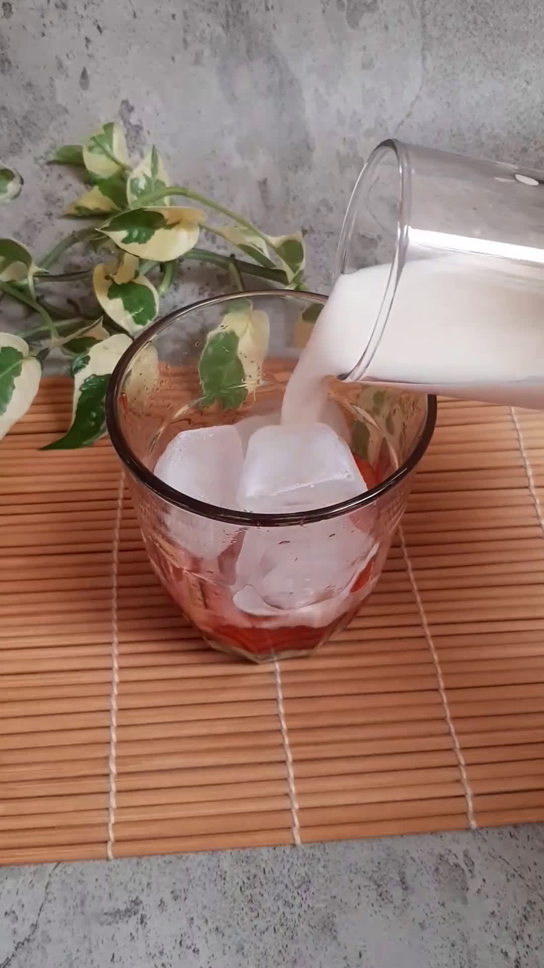 Foto langkah ke 2 dari resep Strawberry Milk Ice (cuma 3 bahan).