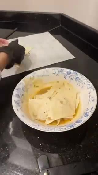 صورة لخطوة 3 من وصفة ناتشوز مع صلصة الجبن 🔥