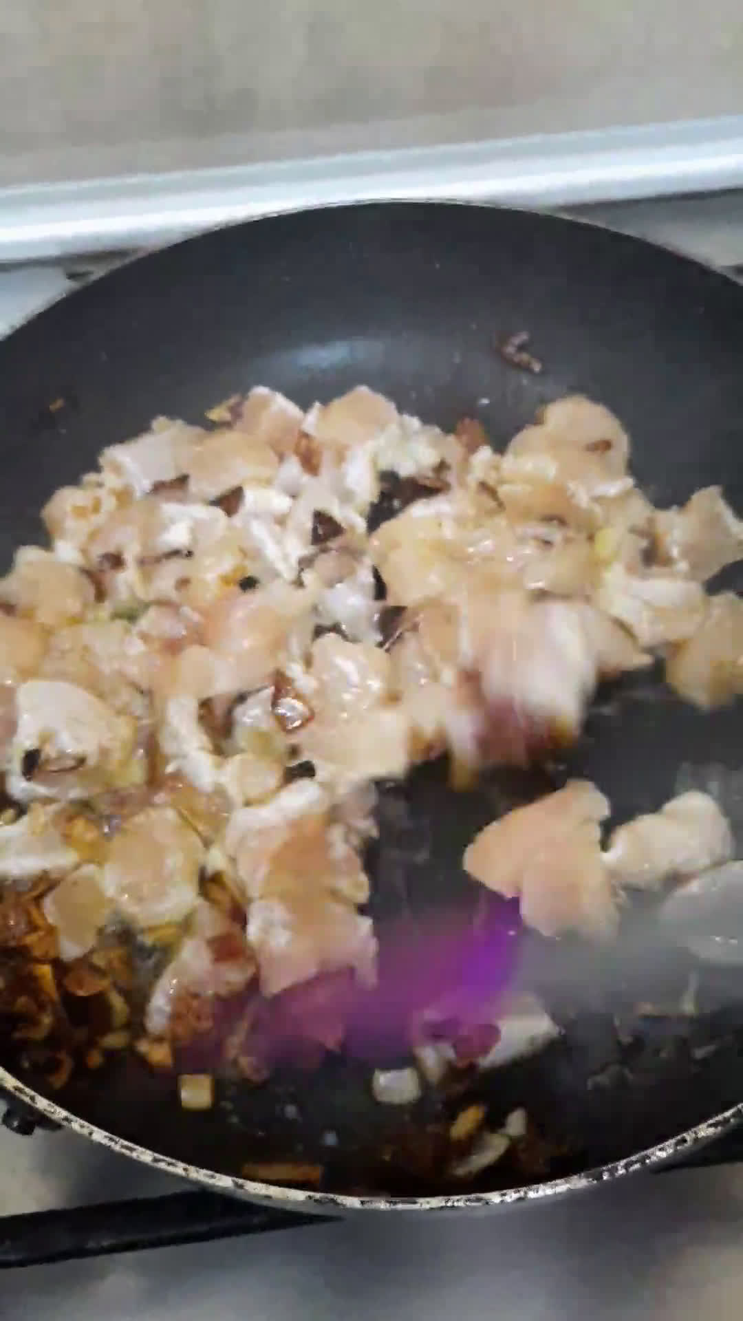 صورة لخطوة 3 من وصفة الكيش بحشوة الدجاج والفطر 🥧🍄