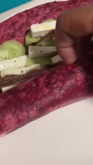 Foto del paso 5 de la receta: Wrap de remolacha con queso fresco, alficoz y anchoas
