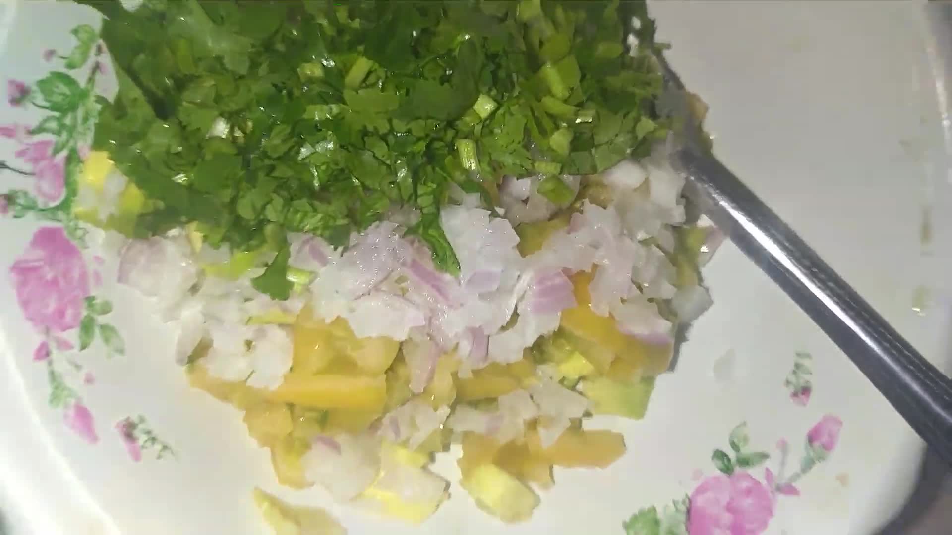 Foto del paso 3 de la receta: Ensalada de aguacate