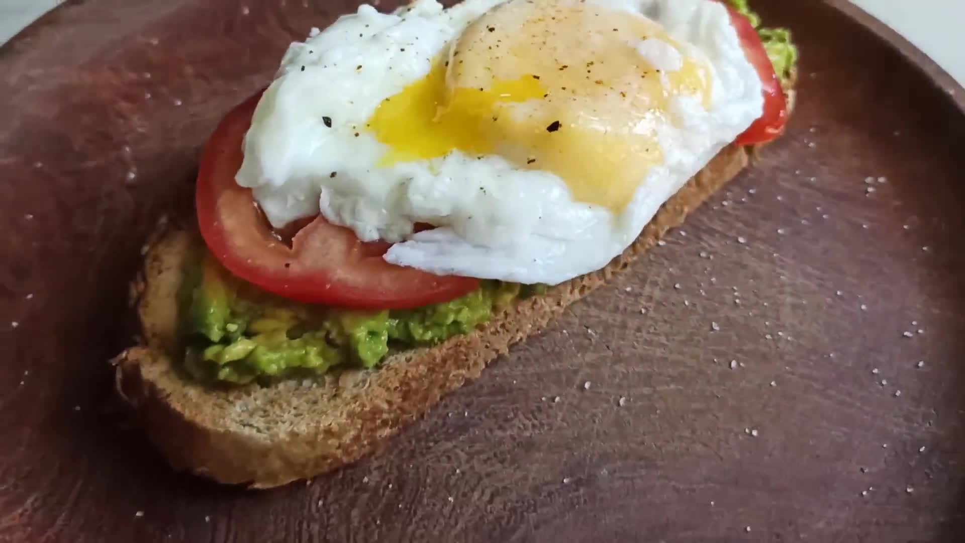 Foto del paso 4 de la receta: Tostada de pan integral, palta y huevo poché 😍