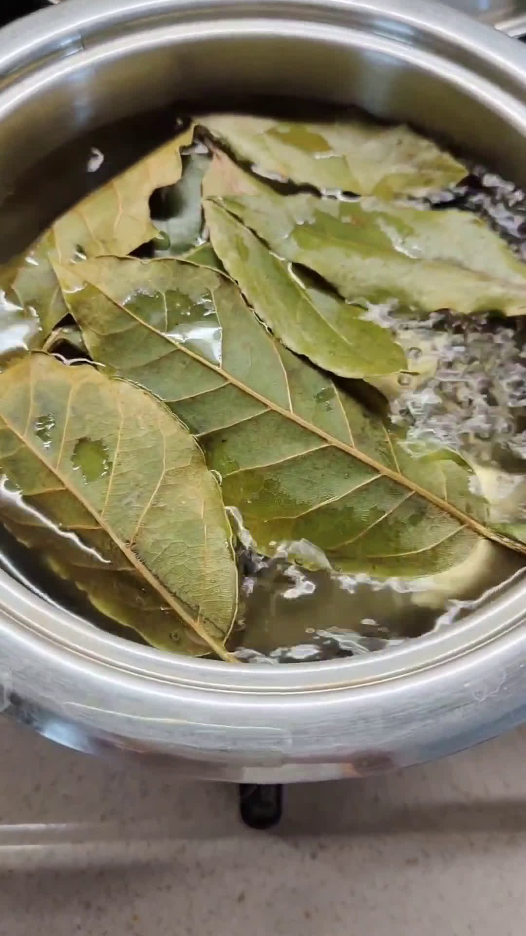 Foto del passaggio 2 della ricetta Tisana detox all'alloro