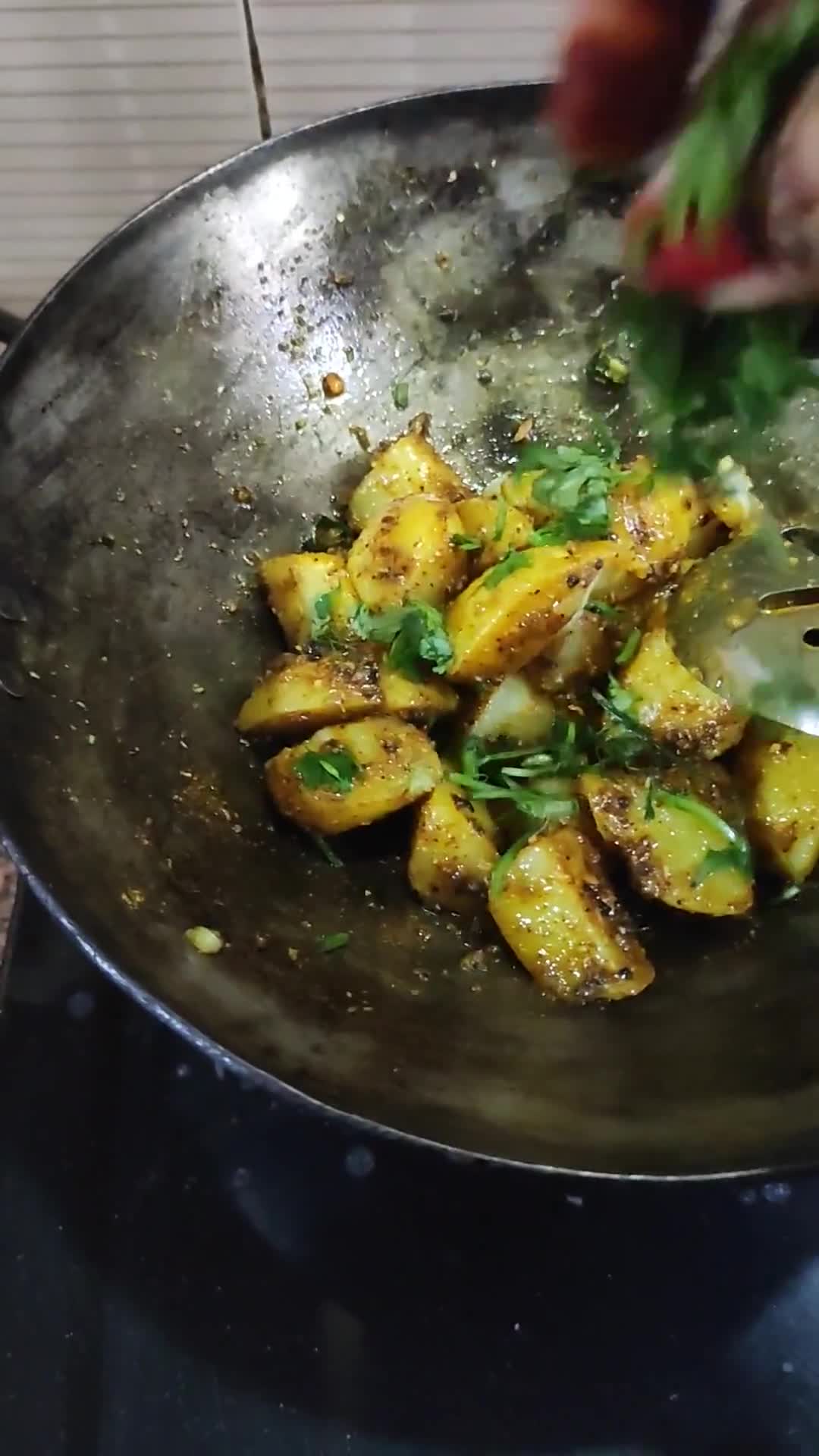 आलू के गुटके(aloo ke gutke recipe in hindi) रेसिपी चरण 5 फोटो