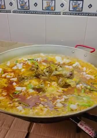 Foto del paso 5 de la receta: Paella de rape, ajos tiernos, espárragos y alcachofas 🥘 🧔‍♂️