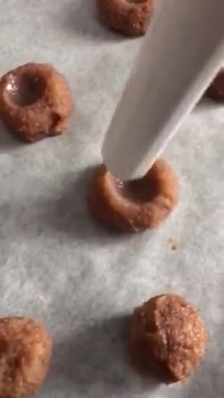 Foto del paso 3 de la receta: Panellets de almendra con Nesquik, rellenos de chocolate blanco y los clásicos de piñones