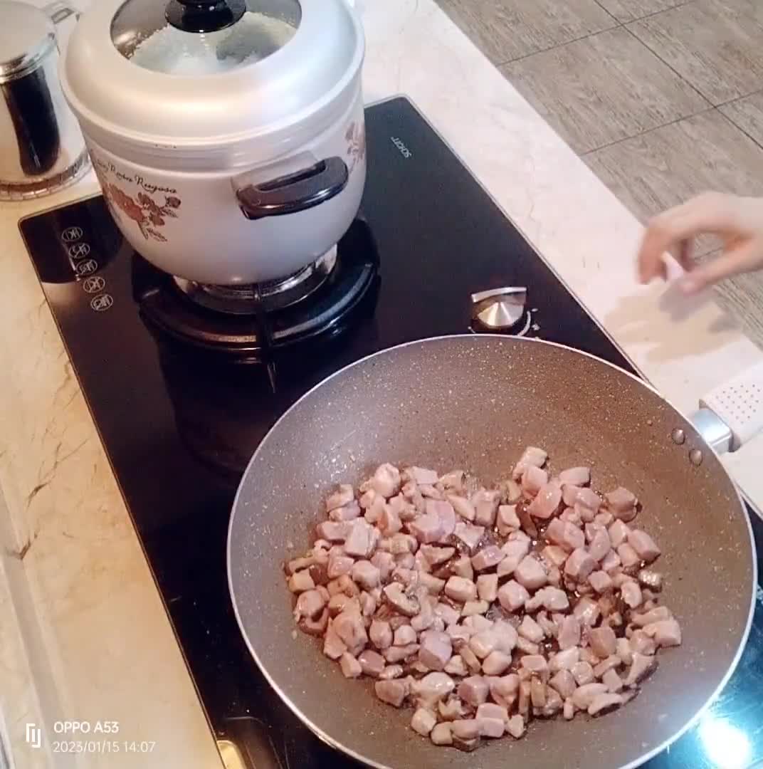 Foto langkah ke 2 dari resep Kwetiau Rebus Daging Jamur.