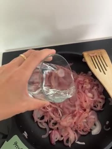 Foto del paso 3 de la receta: Cebolla morada caramelizada sin azúcar a fuego lento