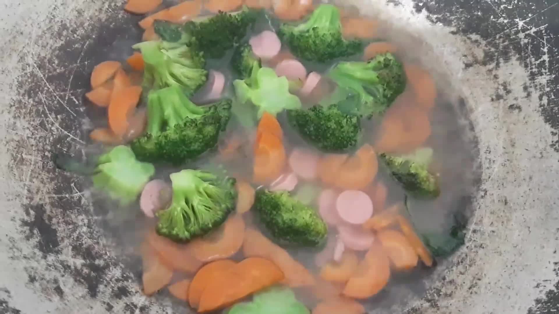 Foto langkah ke 3 dari resep Cah Brokoli Wortel Sosis.