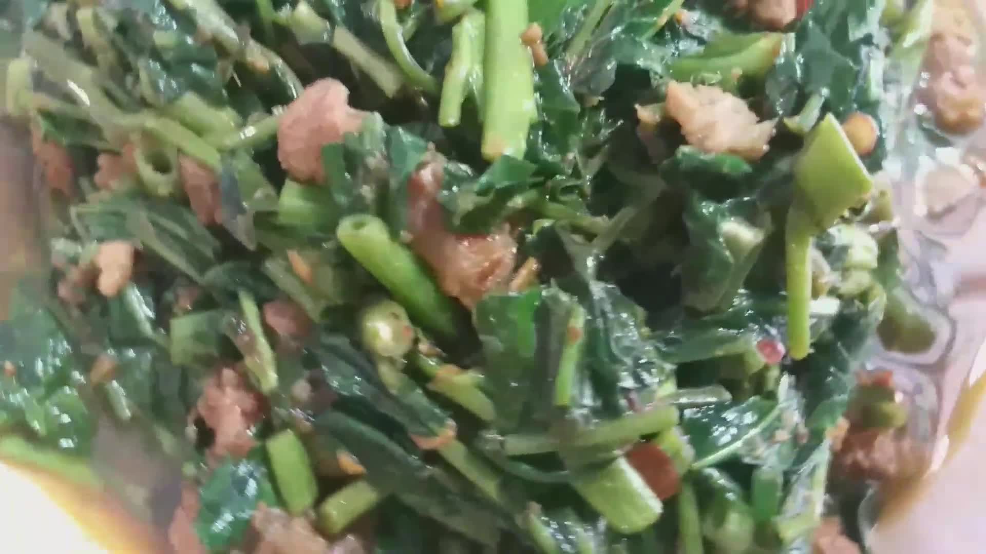 รูปขั้นตอนการทำที่ 3 ของ แกงคั่วผักบุ้งหมูสับ