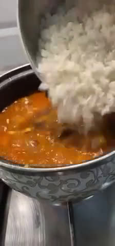 صورة لخطوة 3 من وصفة كبسة السمك بالطماطم