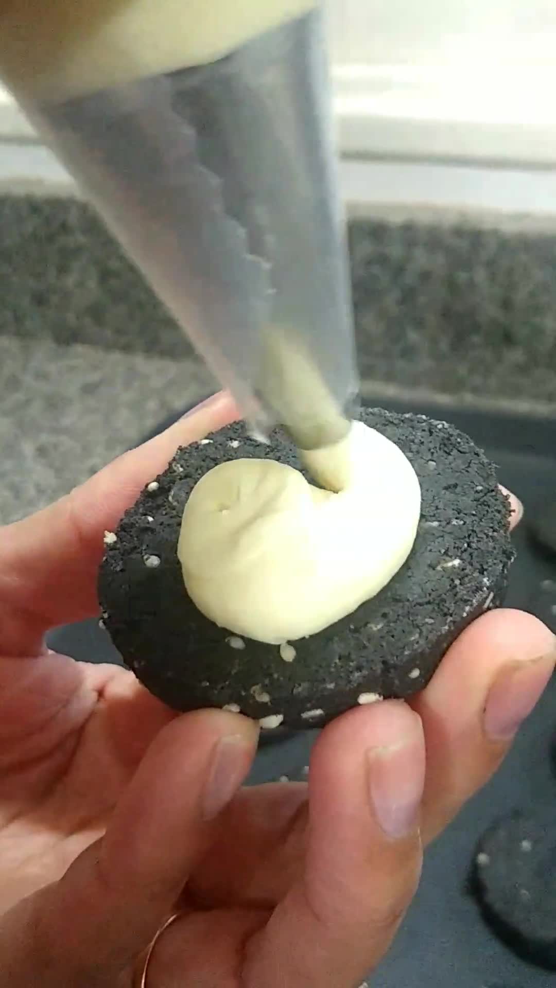 Foto del paso 4 de la receta: Alfajor oreo con sésamo relleno de limón