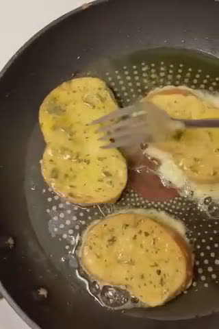 A picture of step 3 of Bread Digg (Dip in Egg)/ Roti Celup Telur.