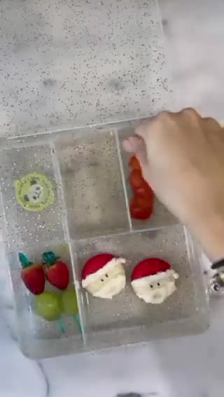 Foto del paso 3 de la receta: Lonchera para niños navideña