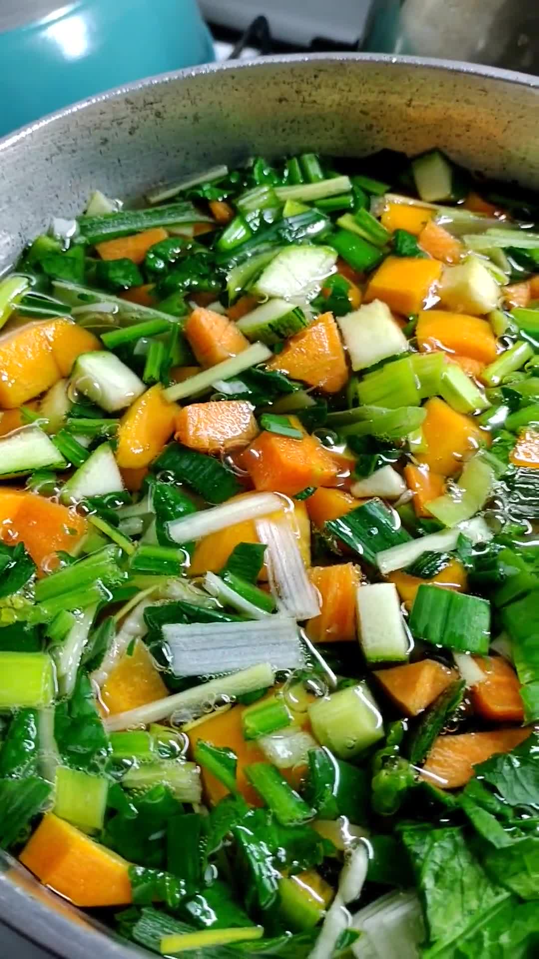 Foto del paso 2 de la receta: Sopa de verduras con huevo