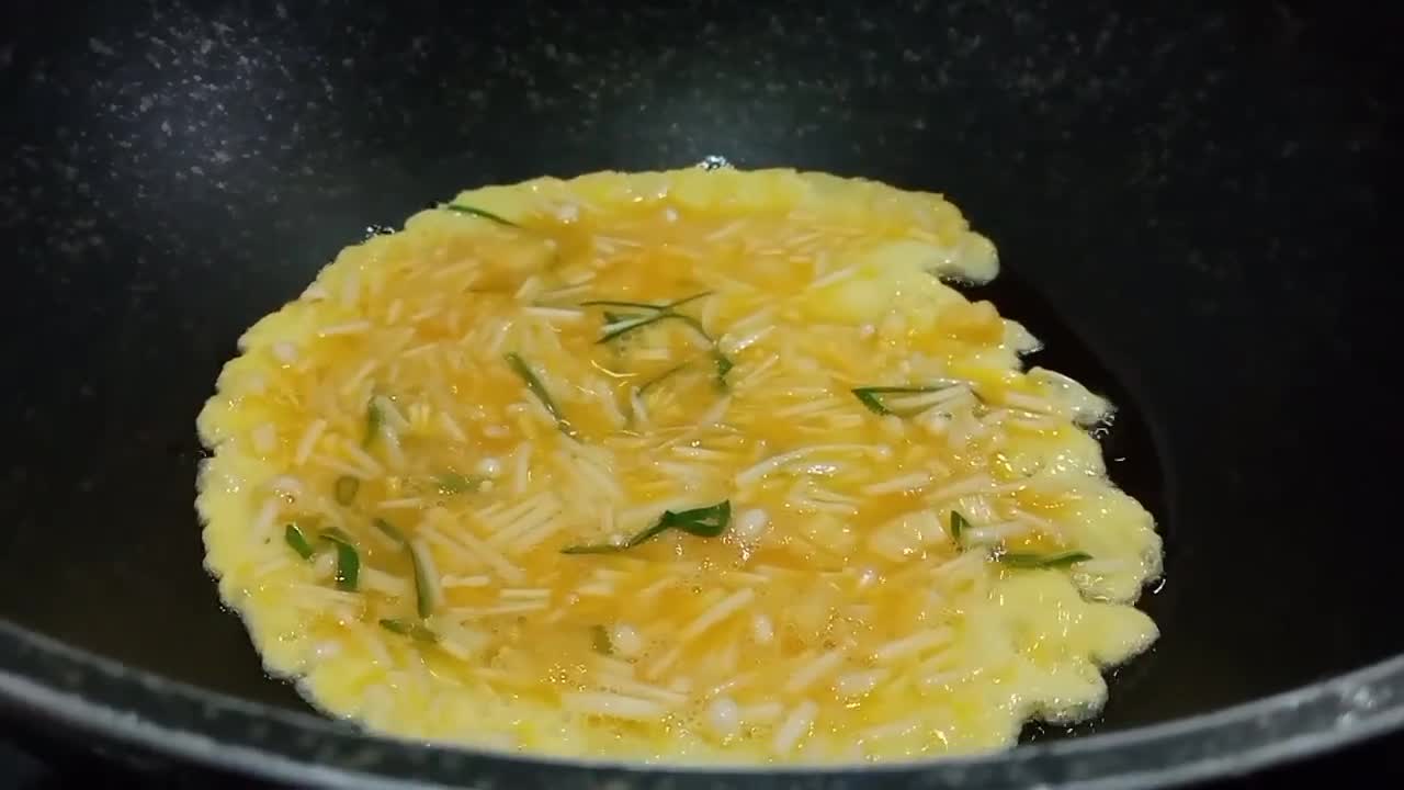 Foto langkah ke 3 dari resep Telur dadar topping cabe pete.