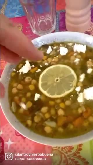 Foto del paso 1 de la receta: Revithia: Sopa griega de garbanzos, verduras, limón y queso feta