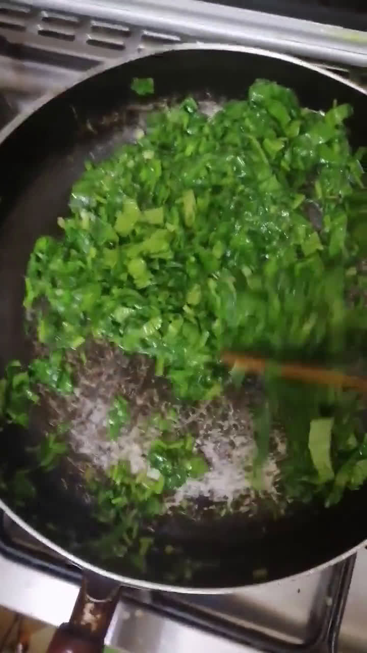 صورة لخطوة 4 من وصفة بطاطا حلوه بالسبانخ طعمها خرافي 🍠🌿
