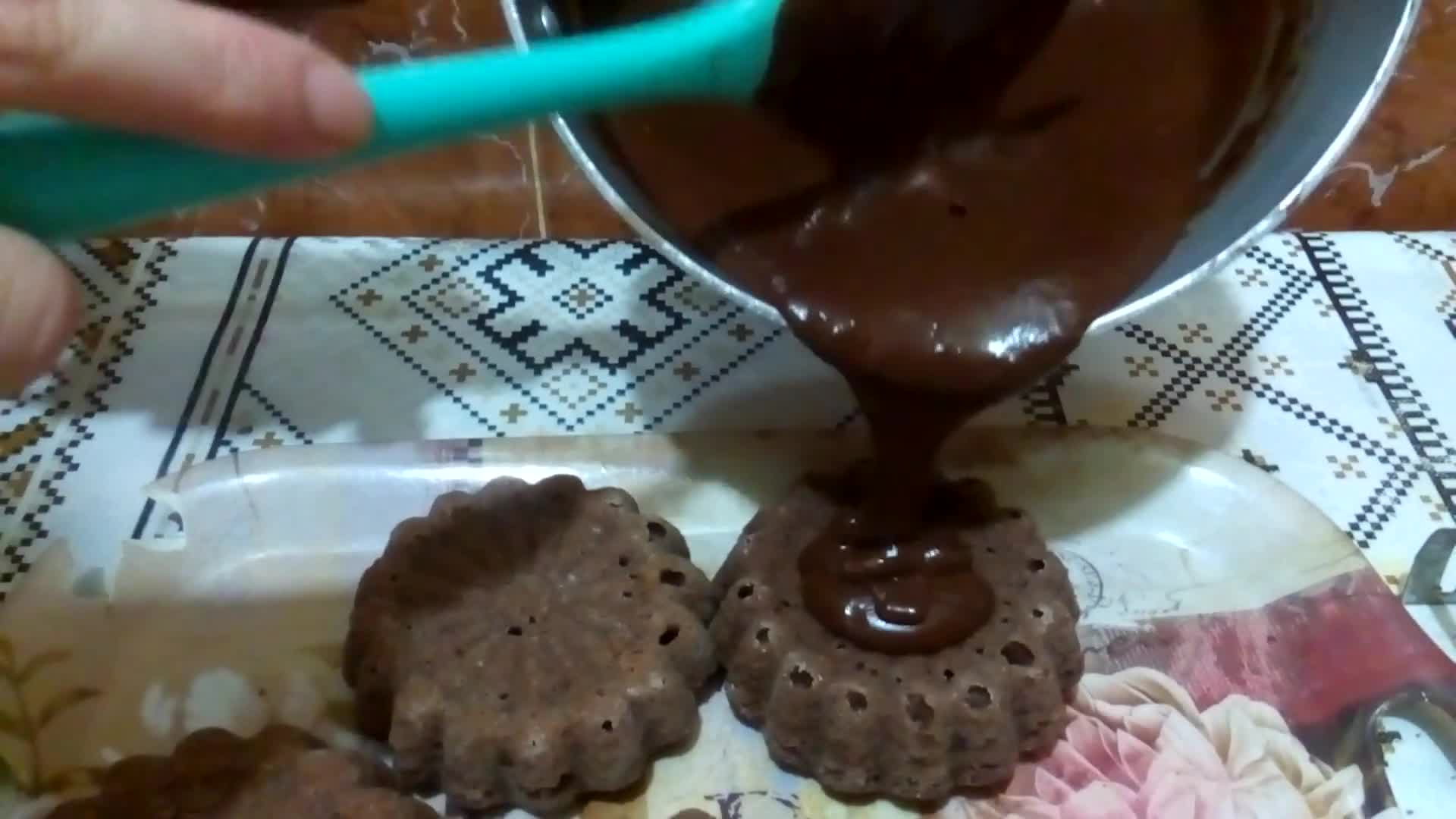 صورة لخطوة 9 من وصفة كيكات فردية بالميكسور بذوق الشكولاتة 🍫