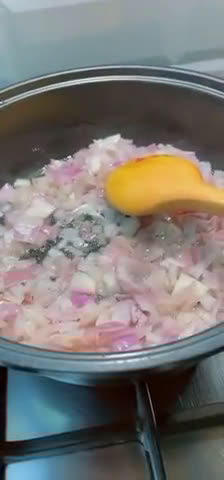 صورة لخطوة 1 من وصفة باميه مع اللحم بالطماطم