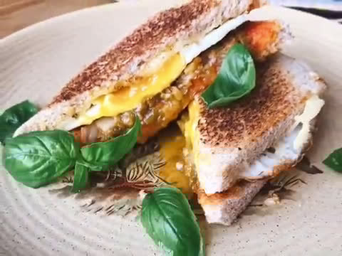 Hình bước làm 7 của món Sandwich Kim Chi Trứng Ốp La