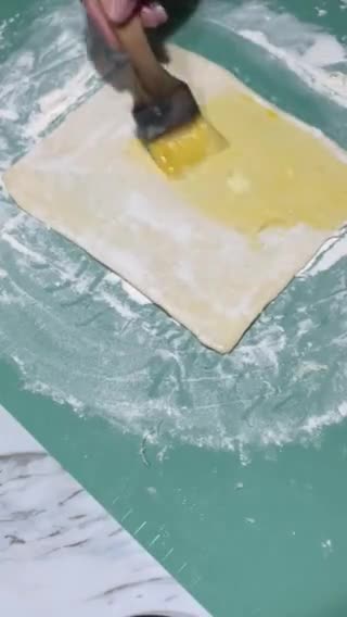 Foto langkah ke 2 dari resep Puff pastry cheese sticks.