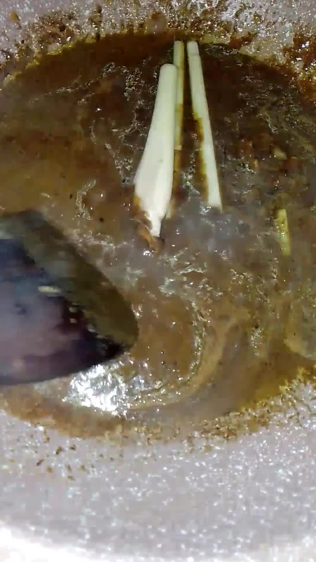 Foto langkah ke 4 dari resep Rawon Daging & Tetelan Sapi.