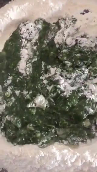 Foto del paso 2 de la receta: Fideos caseros de acelga