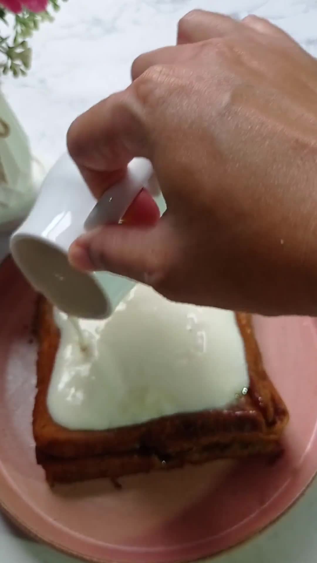 Foto langkah ke 6 dari resep Choco Lava Toast.