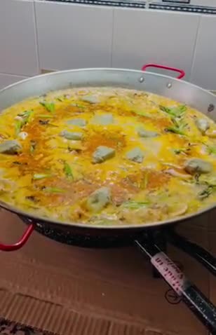 Foto del paso 5 de la receta: Paella de calamar con alcachofas, ajos tiernos y trigueros 🦑 🥘