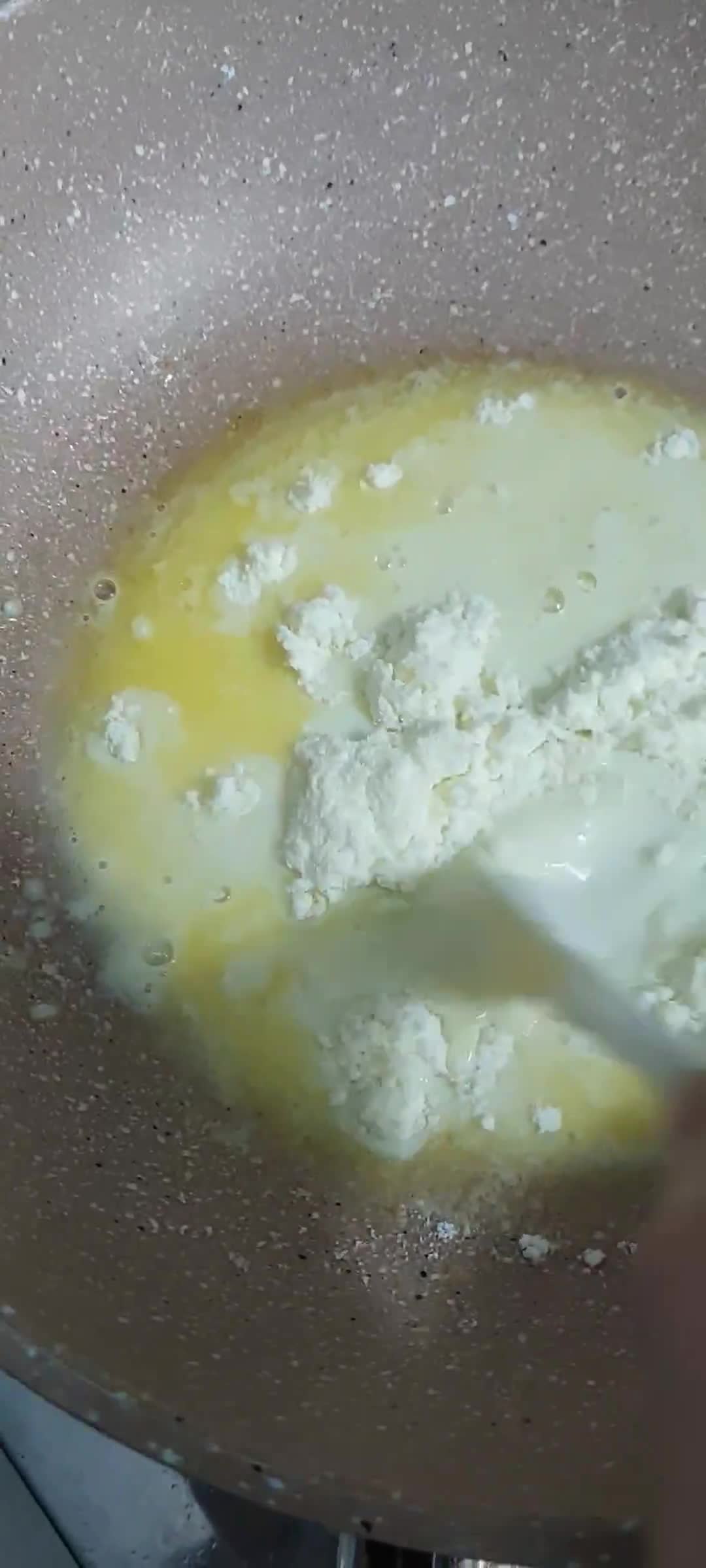 Foto langkah ke 2 dari resep Milky Chewy Candy.