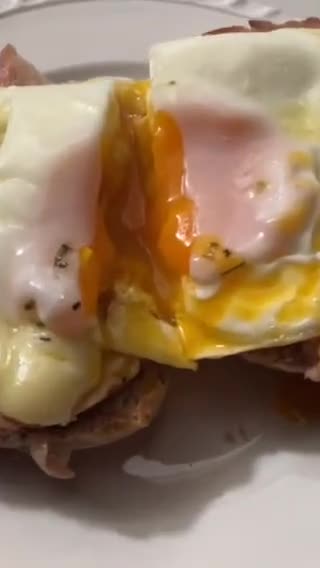 Foto del paso 8 de la receta: Montaditos de pavo con huevo frito y queso brie