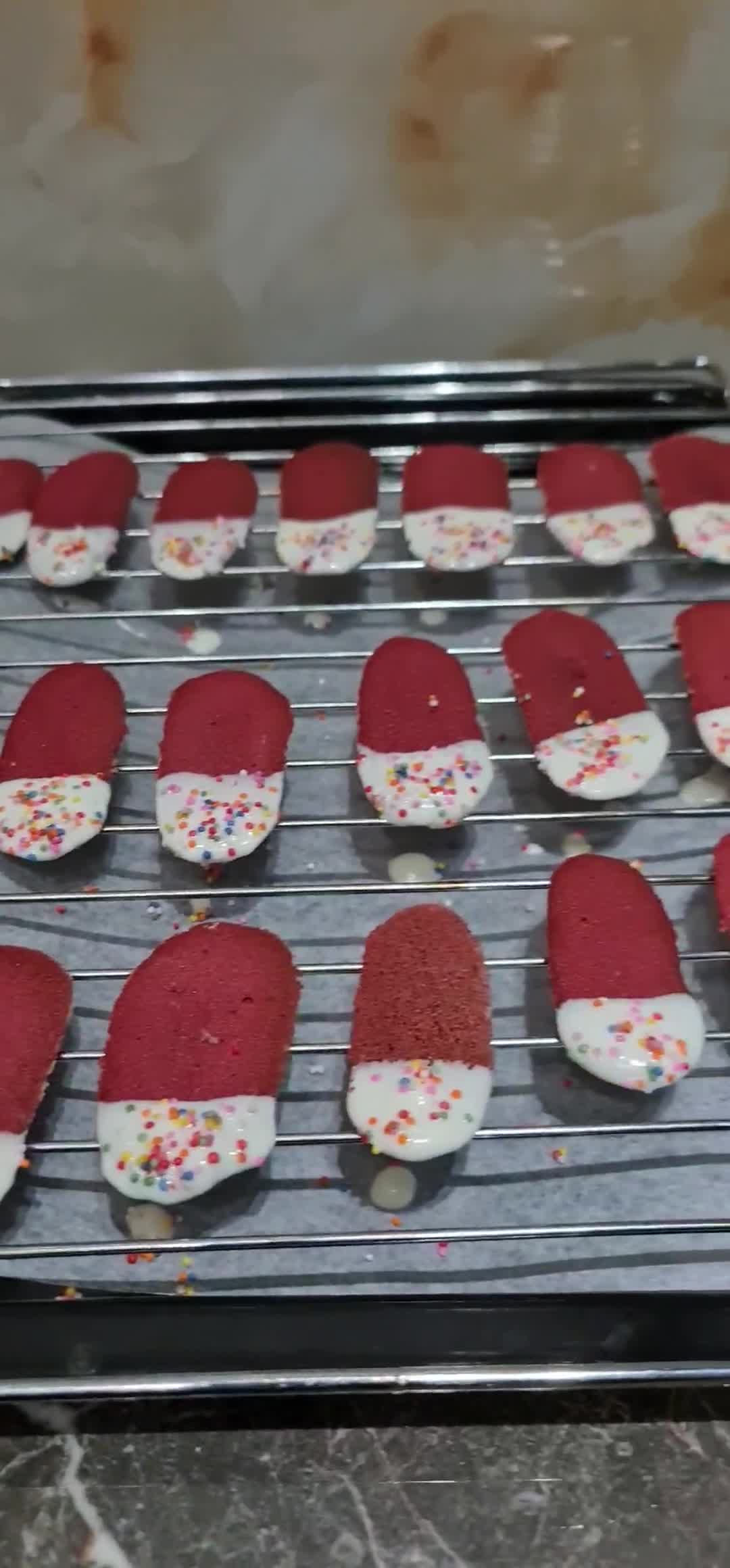 Foto langkah ke 5 dari resep Lidah Kucing Red Velvet.