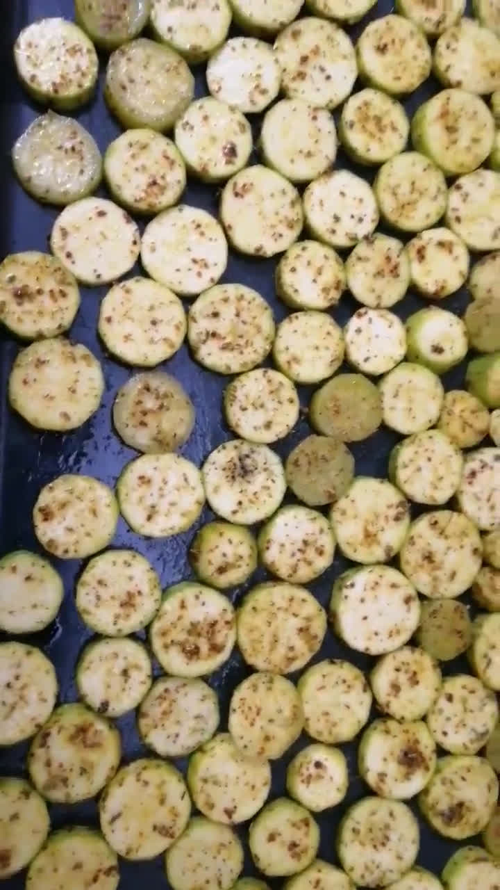 صورة لخطوة 1 من وصفة صينية كوسه وبطاطس بصوص الجبن🧀