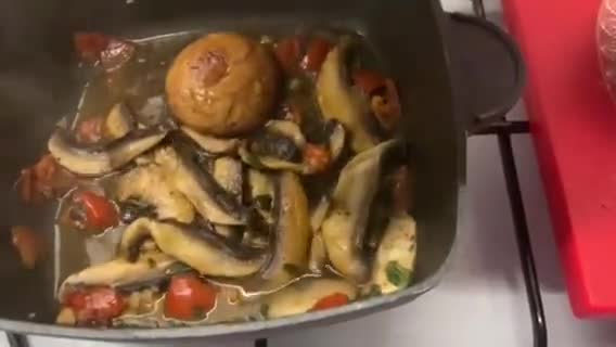 Foto del passaggio 5 della ricetta Funghi Portobello bruni trifolati