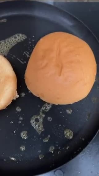Gambar langkah 5 resipi Burger Ayam Krispi.