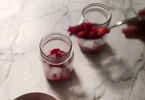 Foto langkah ke 4 dari resep Korean Strawberry Milk.