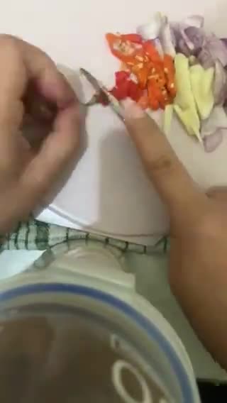 Foto langkah ke 2 dari resep Tumis buncis sosis pedas manis.